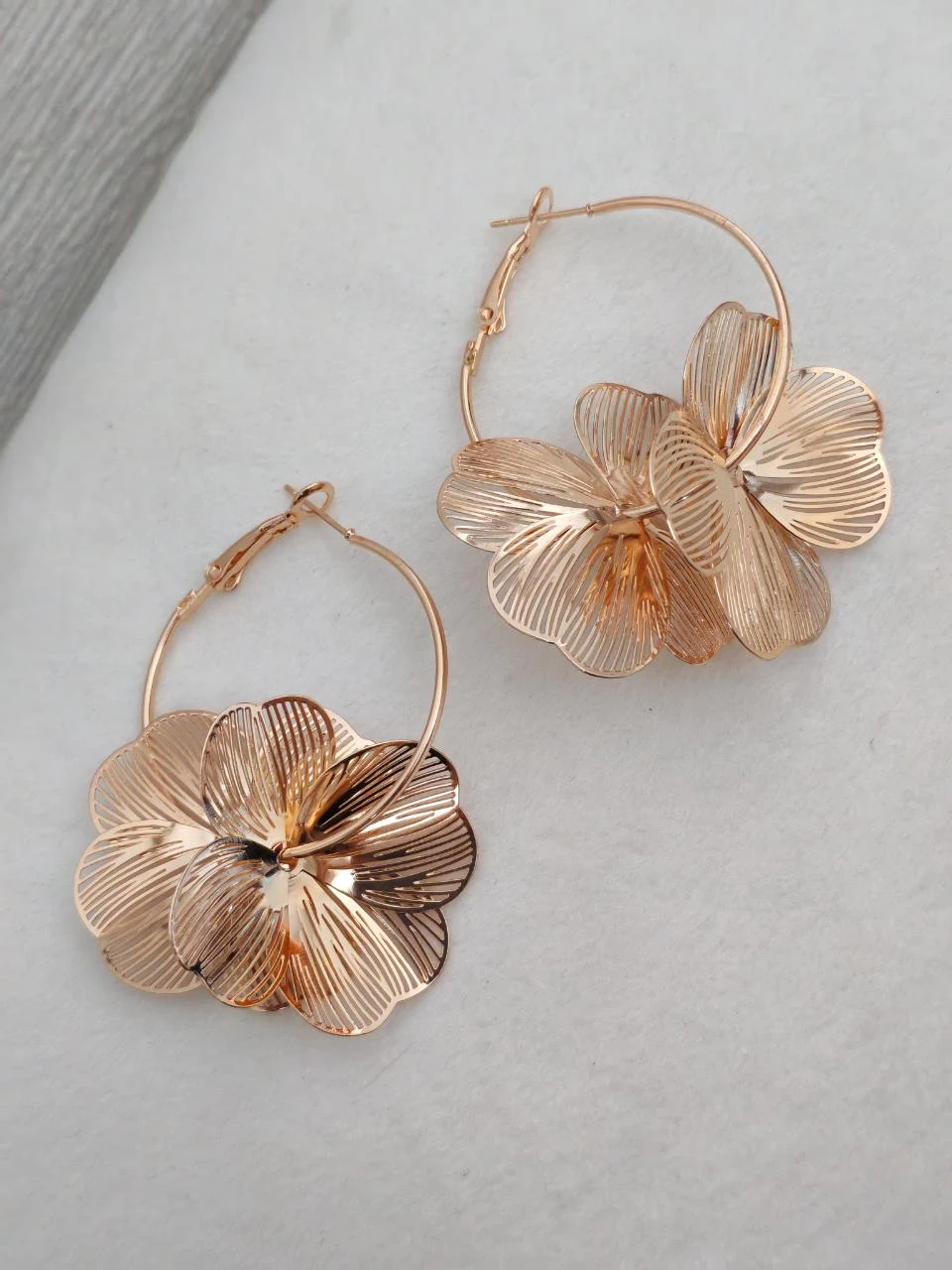Gold filigree flower earrings 2456 at €7.99 – photo 2